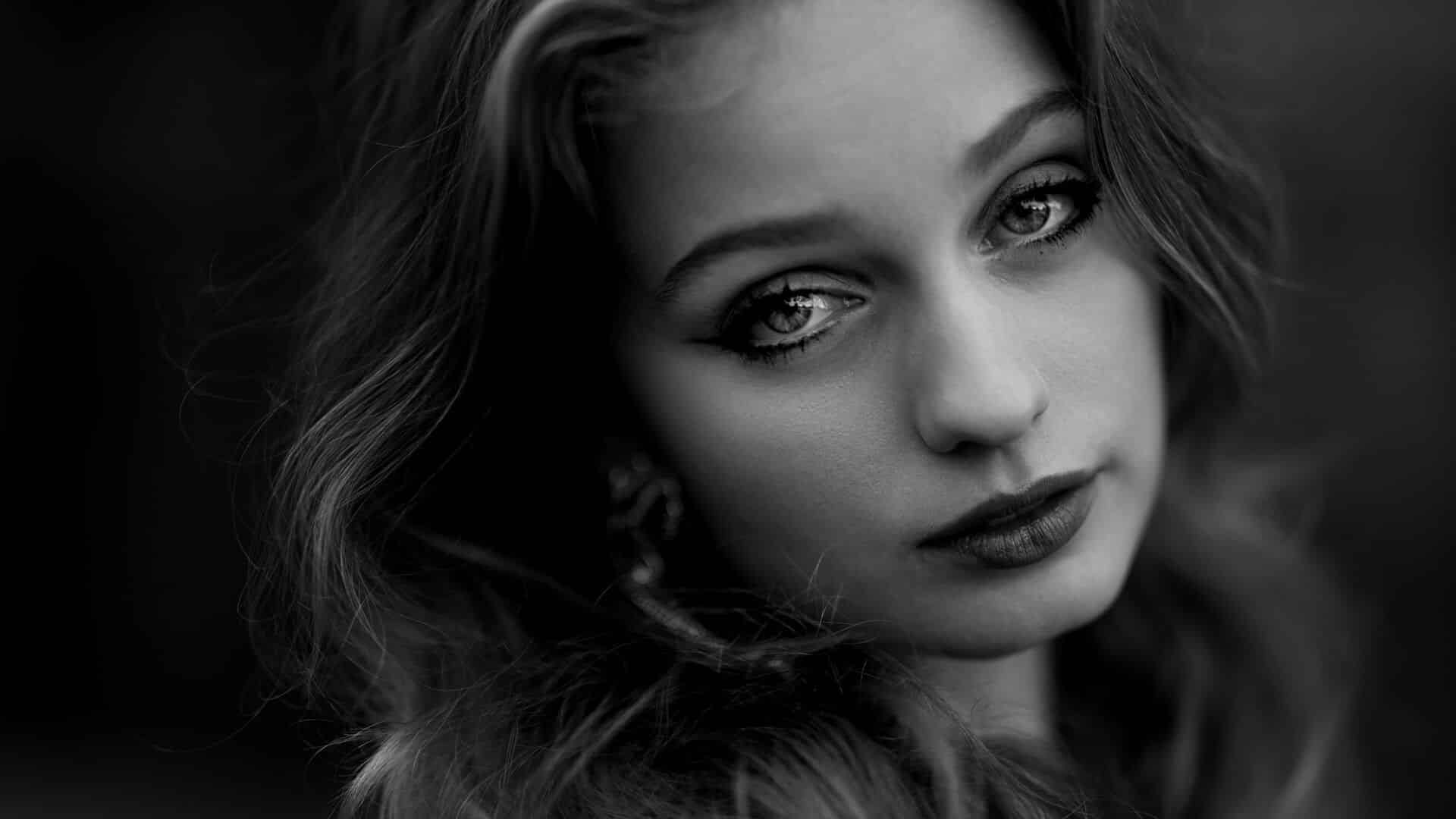 Portrait einer jungen Frau mit intensivem Blick