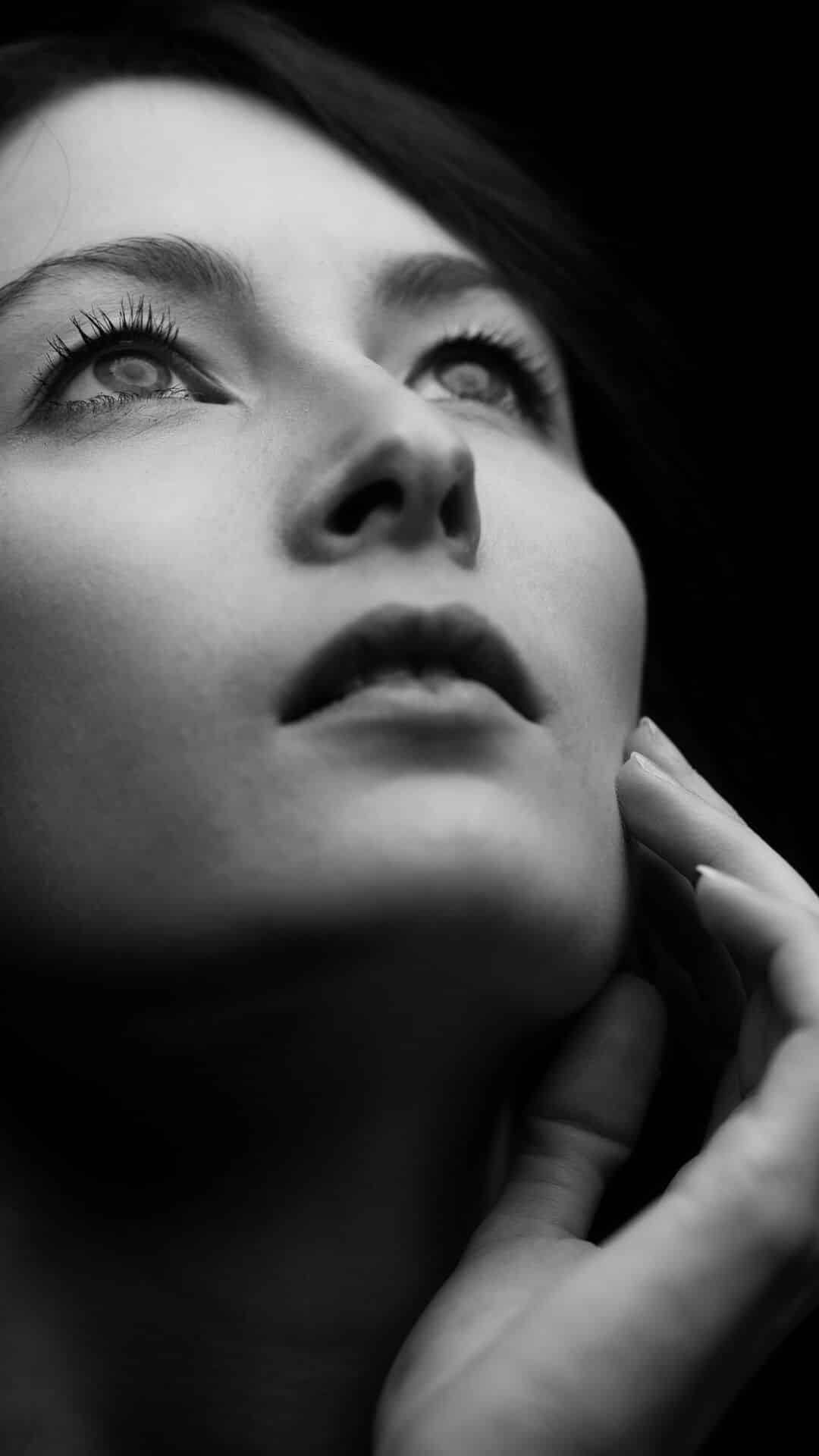 Schwarzweiß-Portrait einer Frau im Low-Key-Licht